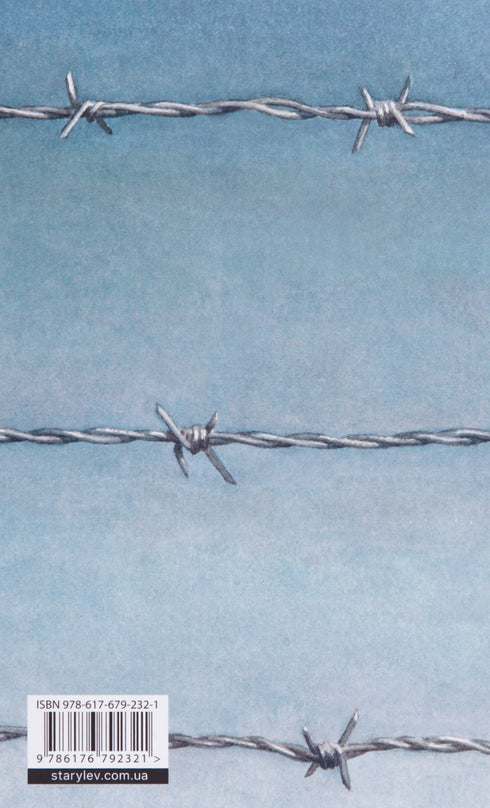 Un garçon en pyjama rayé